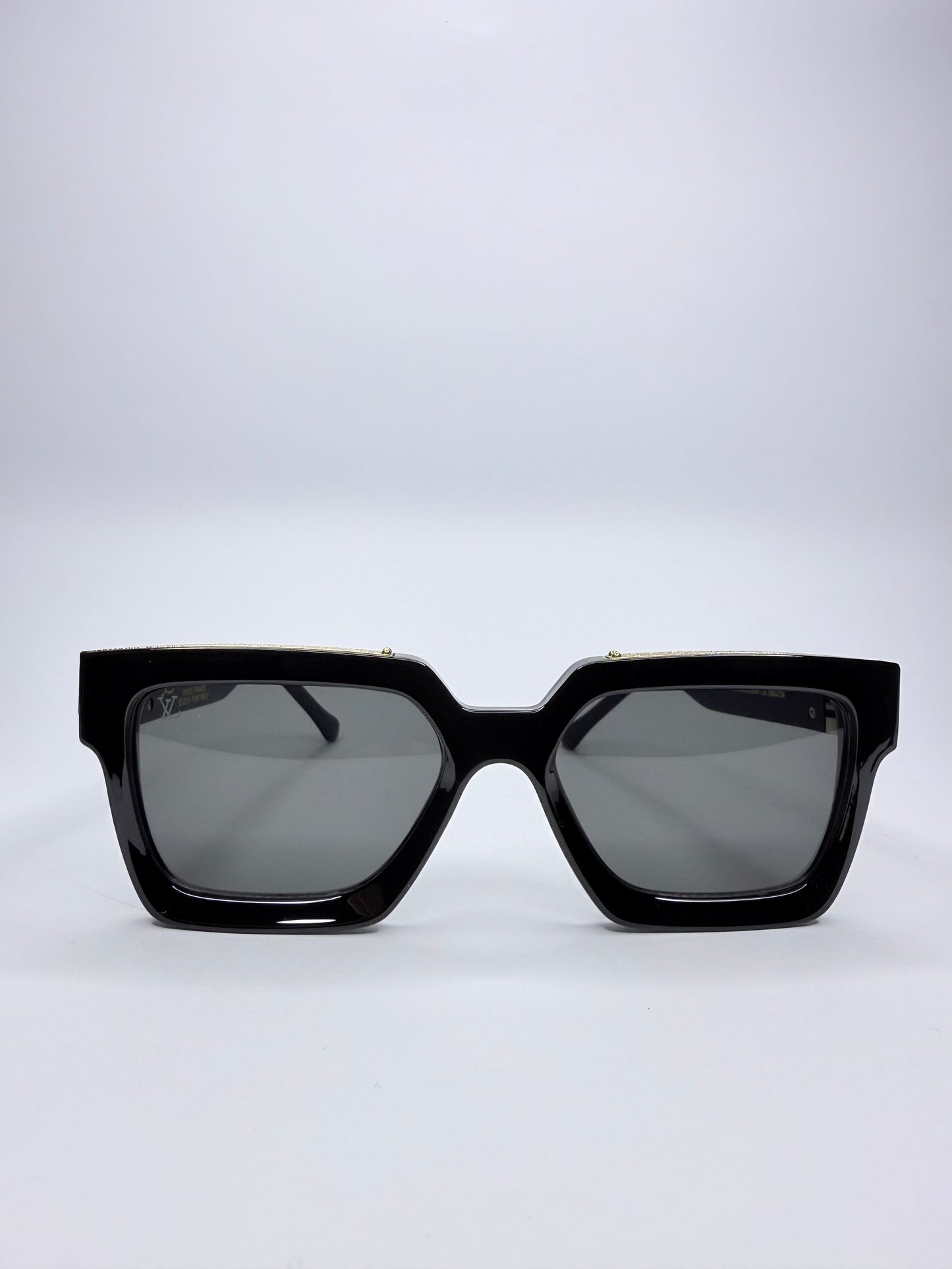 🕶️ Louis Vuitton Γυαλιά Ηλίου Μαύρα με Χρυσές Λεπτομέρειες